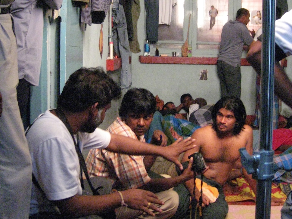 Tamil-regisseur Kasinathar Gnanadas geeft instructies op de filmset.