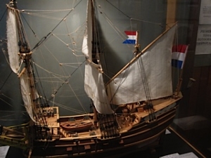 Foto van een miniatuurversie van piratenschip Trouwe.