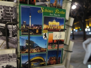 Foto van een ansichtkaartenrek in Berlijn.