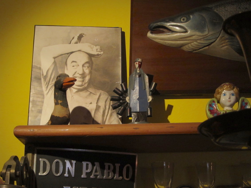 Foto van Pablo Neruda in zijn woonhuis La Sebastiana